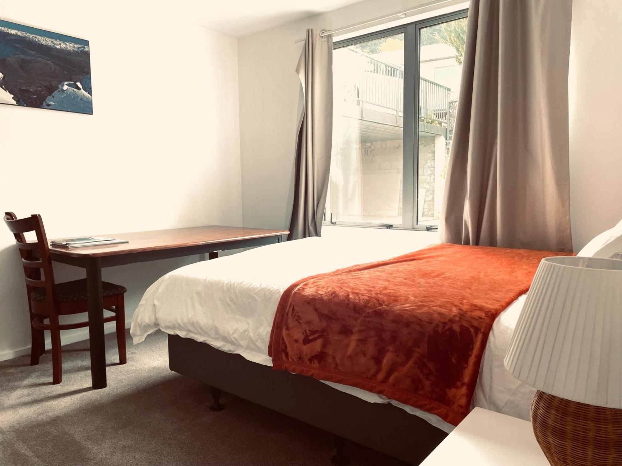 Ming'S Lakeside Goldleaf Suites Куийнстаун Екстериор снимка